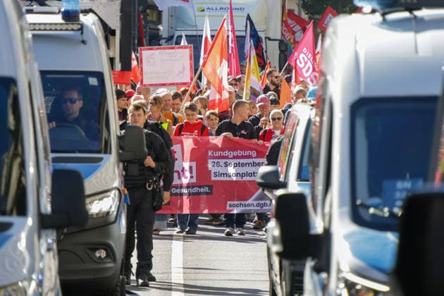 Leipzig: Rund 1.000 Teilnehmer bei DGB-Zubringerdemonstration für einen starken Sozialstaat Am Samstagvormittag zieht eine Zubringerdemonstration im Rahmen des bundesweiten Aktionstages des Deutschen Gewerkschaftsbundes (DGB) durch Leipzig. Für den Aufzug waren im Vorfeld rund 2.500 Teilnehmer angekündigt. Nach einer ersten Einschätzung vor Ort beteiligen sich an diesem Demonstrationszug rund 1.000 Menschen. Unter dem Motto Für einen starken Sozialstaat! führt der Aufzug vom Volkshaus über die Karl-Liebknecht-Straße, den Peterssteinweg, die Straße des 17. Juni und die Harkortstraße in Richtung Simsonplatz. Dort soll die Demonstration in die zentrale Kundgebung des Aktionstages münden. Parallel ist ein weiterer Zubringer-Au Copyright: xEHLxMedia BjörnxStachx 20260926_leipzig-sozialstaat-demo_1