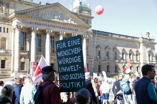 Leipzig: Rund 1.000 Teilnehmer bei DGB-Zubringerdemonstration für einen starken Sozialstaat Am Samstagvormittag zieht eine Zubringerdemonstration im Rahmen des bundesweiten Aktionstages des Deutschen Gewerkschaftsbundes (DGB) durch Leipzig. Für den Aufzug waren im Vorfeld rund 2.500 Teilnehmer angekündigt. Nach einer ersten Einschätzung vor Ort beteiligen sich an diesem Demonstrationszug rund 1.000 Menschen. Unter dem Motto Für einen starken Sozialstaat! führt der Aufzug vom Volkshaus über die Karl-Liebknecht-Straße, den Peterssteinweg, die Straße des 17. Juni und die Harkortstraße in Richtung Simsonplatz. Dort soll die Demonstration in die zentrale Kundgebung des Aktionstages münden. Parallel ist ein weiterer Zubringer-Au Copyright: xEHLxMedia BjörnxStachx 20260926_leipzig-sozialstaat-demo_11