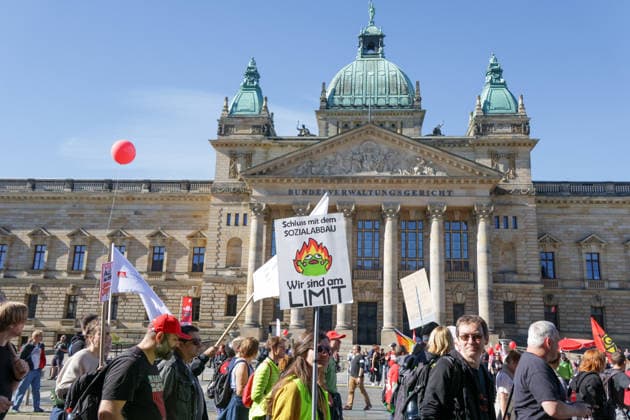 Leipzig: Rund 1.000 Teilnehmer bei DGB-Zubringerdemonstration für einen starken Sozialstaat Am Samstagvormittag zieht eine Zubringerdemonstration im Rahmen des bundesweiten Aktionstages des Deutschen Gewerkschaftsbundes (DGB) durch Leipzig. Für den Aufzug waren im Vorfeld rund 2.500 Teilnehmer angekündigt. Nach einer ersten Einschätzung vor Ort beteiligen sich an diesem Demonstrationszug rund 1.000 Menschen. Unter dem Motto Für einen starken Sozialstaat! führt der Aufzug vom Volkshaus über die Karl-Liebknecht-Straße, den Peterssteinweg, die Straße des 17. Juni und die Harkortstraße in Richtung Simsonplatz. Dort soll die Demonstration in die zentrale Kundgebung des Aktionstages münden. Parallel ist ein weiterer Zubringer-Au Copyright: xEHLxMedia BjörnxStachx 20260926_leipzig-sozialstaat-demo_14