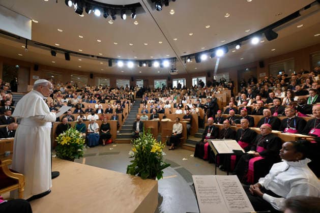 IPA88990598 - France, Paris, Vatican, September 26, 2026 Pope Leo XIV meets with members of the Provincial Synodal Assembly, catechumens, and neophytes at the Catholic Institute of Paris during his apostolic journey to France. Photograph by VATICAN MEDIA Catholic Press Photo  Copyright: xVATICANxMEDIA xCatholicxPressxPhotox xVATICANxMEDIA xCatholicxPressxPhotox IPA88990598