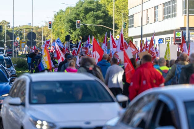 Protest Against Social Cuts in Erfurt, September 26, 2026: In Erfurt, Thuringia, several thousand people protested against the government’s plans to dismantle the welfare state. Among them were workers from the nursing, healthcare, and social services sectors. 26092026_ppb-25