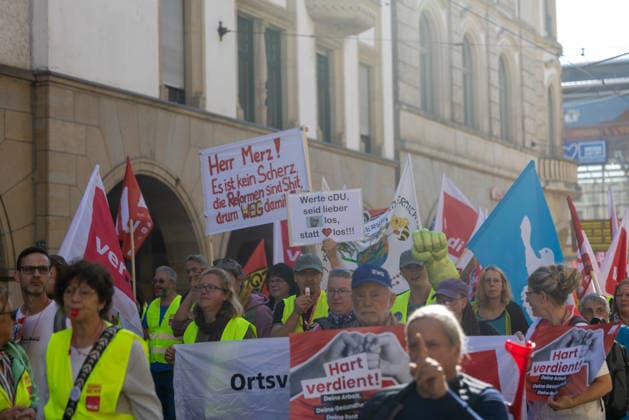 Protest Against Social Welfare Cuts in Erfurt, September 26, 2026: In Erfurt, Thuringia, several thousand people protested against the government’s plans to dismantle the welfare state. Among them were workers from the nursing, healthcare, and social services sectors. 26092026_ppb-35