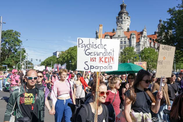 Leipzig: Tausende Teilnehmer bei Kundgebung für einen starken Sozialstaat Am Samstagmittag kommen auf dem Simsonplatz in Leipzig die Teilnehmer mehrerer Demonstrationszüge zu einer zentralen Kundgebung im Rahmen des bundesweiten Aktionstages des Deutschen Gewerkschaftsbundes (DGB) zusammen. Unter dem Motto Rote Karte dem Kahlschlag Hände weg von unserem Sozialstaat! richtet sich der Protest gegen geplante Einschnitte bei sozialen Sicherungssystemen und Arbeitnehmerrechten. Nach einer groben Einschätzung vor Ort beteiligen sich an der Kundgebung und den zusammengekommenen Demonstrationszügen etwa 2.000 bis 3.000 Menschen. Eine belastbare Teilnehmerzahl liegt zum gegenwärtigen Zeitpunkt nicht vor. Im hinteren Bereich des Versa Copyright: xEHLxMedia BjörnxStachx 20260926_leipzig-sozialsstaat-demo_20