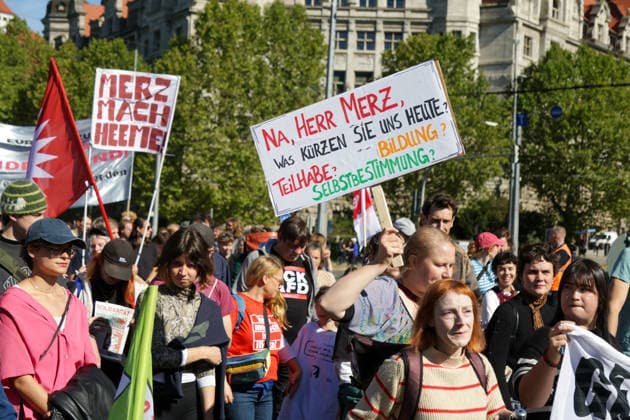 Leipzig: Tausende Teilnehmer bei Kundgebung für einen starken Sozialstaat Am Samstagmittag kommen auf dem Simsonplatz in Leipzig die Teilnehmer mehrerer Demonstrationszüge zu einer zentralen Kundgebung im Rahmen des bundesweiten Aktionstages des Deutschen Gewerkschaftsbundes (DGB) zusammen. Unter dem Motto Rote Karte dem Kahlschlag Hände weg von unserem Sozialstaat! richtet sich der Protest gegen geplante Einschnitte bei sozialen Sicherungssystemen und Arbeitnehmerrechten. Nach einer groben Einschätzung vor Ort beteiligen sich an der Kundgebung und den zusammengekommenen Demonstrationszügen etwa 2.000 bis 3.000 Menschen. Eine belastbare Teilnehmerzahl liegt zum gegenwärtigen Zeitpunkt nicht vor. Im hinteren Bereich des Versa Copyright: xEHLxMedia BjörnxStachx 20260926_leipzig-sozialsstaat-demo_21