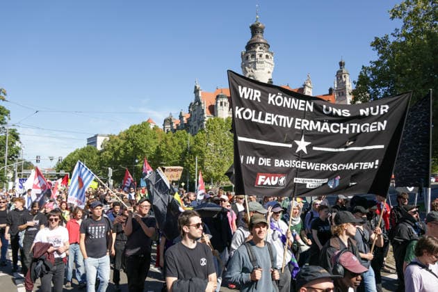 Leipzig: Tausende Teilnehmer bei Kundgebung für einen starken Sozialstaat Am Samstagmittag kommen auf dem Simsonplatz in Leipzig die Teilnehmer mehrerer Demonstrationszüge zu einer zentralen Kundgebung im Rahmen des bundesweiten Aktionstages des Deutschen Gewerkschaftsbundes (DGB) zusammen. Unter dem Motto Rote Karte dem Kahlschlag Hände weg von unserem Sozialstaat! richtet sich der Protest gegen geplante Einschnitte bei sozialen Sicherungssystemen und Arbeitnehmerrechten. Nach einer groben Einschätzung vor Ort beteiligen sich an der Kundgebung und den zusammengekommenen Demonstrationszügen etwa 2.000 bis 3.000 Menschen. Eine belastbare Teilnehmerzahl liegt zum gegenwärtigen Zeitpunkt nicht vor. Im hinteren Bereich des Versa Copyright: xEHLxMedia BjörnxStachx 20260926_leipzig-sozialsstaat-demo_23