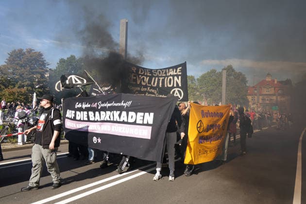 Leipzig: Tausende Teilnehmer bei Kundgebung für einen starken Sozialstaat Am Samstagmittag kommen auf dem Simsonplatz in Leipzig die Teilnehmer mehrerer Demonstrationszüge zu einer zentralen Kundgebung im Rahmen des bundesweiten Aktionstages des Deutschen Gewerkschaftsbundes (DGB) zusammen. Unter dem Motto Rote Karte dem Kahlschlag Hände weg von unserem Sozialstaat! richtet sich der Protest gegen geplante Einschnitte bei sozialen Sicherungssystemen und Arbeitnehmerrechten. Nach einer groben Einschätzung vor Ort beteiligen sich an der Kundgebung und den zusammengekommenen Demonstrationszügen etwa 2.000 bis 3.000 Menschen. Eine belastbare Teilnehmerzahl liegt zum gegenwärtigen Zeitpunkt nicht vor. Im hinteren Bereich des Versa Copyright: xEHLxMedia BjörnxStachx 20260926_leipzig-sozialsstaat-demo_28