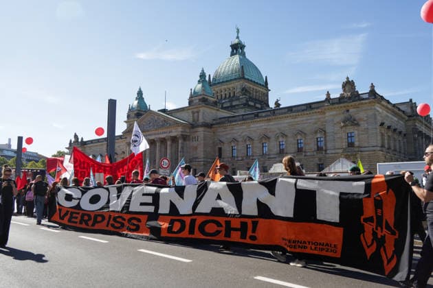 Leipzig: Tausende Teilnehmer bei Kundgebung für einen starken Sozialstaat Am Samstagmittag kommen auf dem Simsonplatz in Leipzig die Teilnehmer mehrerer Demonstrationszüge zu einer zentralen Kundgebung im Rahmen des bundesweiten Aktionstages des Deutschen Gewerkschaftsbundes (DGB) zusammen. Unter dem Motto Rote Karte dem Kahlschlag Hände weg von unserem Sozialstaat! richtet sich der Protest gegen geplante Einschnitte bei sozialen Sicherungssystemen und Arbeitnehmerrechten. Nach einer groben Einschätzung vor Ort beteiligen sich an der Kundgebung und den zusammengekommenen Demonstrationszügen etwa 2.000 bis 3.000 Menschen. Eine belastbare Teilnehmerzahl liegt zum gegenwärtigen Zeitpunkt nicht vor. Im hinteren Bereich des Versa Copyright: xEHLxMedia BjörnxStachx 20260926_leipzig-sozialsstaat-demo_30