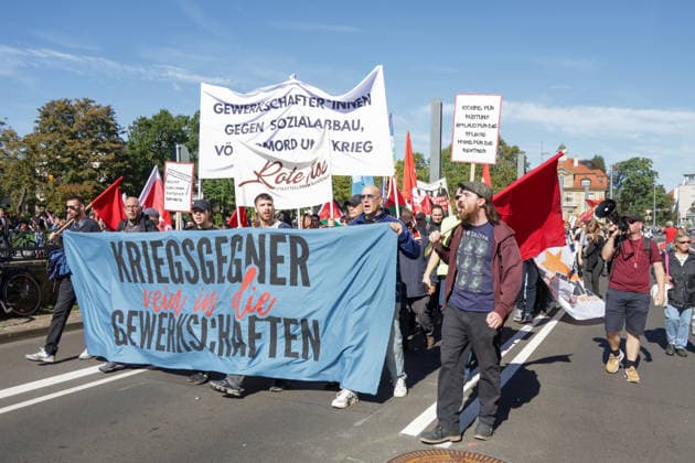 Leipzig: Tausende Teilnehmer bei Kundgebung für einen starken Sozialstaat Am Samstagmittag kommen auf dem Simsonplatz in Leipzig die Teilnehmer mehrerer Demonstrationszüge zu einer zentralen Kundgebung im Rahmen des bundesweiten Aktionstages des Deutschen Gewerkschaftsbundes (DGB) zusammen. Unter dem Motto Rote Karte dem Kahlschlag Hände weg von unserem Sozialstaat! richtet sich der Protest gegen geplante Einschnitte bei sozialen Sicherungssystemen und Arbeitnehmerrechten. Nach einer groben Einschätzung vor Ort beteiligen sich an der Kundgebung und den zusammengekommenen Demonstrationszügen etwa 2.000 bis 3.000 Menschen. Eine belastbare Teilnehmerzahl liegt zum gegenwärtigen Zeitpunkt nicht vor. Im hinteren Bereich des Versa Copyright: xEHLxMedia BjörnxStachx 20260926_leipzig-sozialsstaat-demo_31