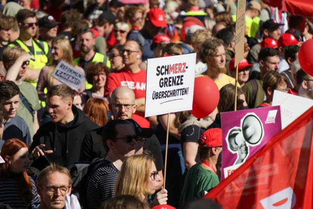 Leipzig: Tausende Teilnehmer bei Kundgebung für einen starken Sozialstaat Am Samstagmittag kommen auf dem Simsonplatz in Leipzig die Teilnehmer mehrerer Demonstrationszüge zu einer zentralen Kundgebung im Rahmen des bundesweiten Aktionstages des Deutschen Gewerkschaftsbundes (DGB) zusammen. Unter dem Motto Rote Karte dem Kahlschlag Hände weg von unserem Sozialstaat! richtet sich der Protest gegen geplante Einschnitte bei sozialen Sicherungssystemen und Arbeitnehmerrechten. Nach einer groben Einschätzung vor Ort beteiligen sich an der Kundgebung und den zusammengekommenen Demonstrationszügen etwa 2.000 bis 3.000 Menschen. Eine belastbare Teilnehmerzahl liegt zum gegenwärtigen Zeitpunkt nicht vor. Im hinteren Bereich des Versa Copyright: xEHLxMedia BjörnxStachx 20260926_leipzig-sozialsstaat-demo_35