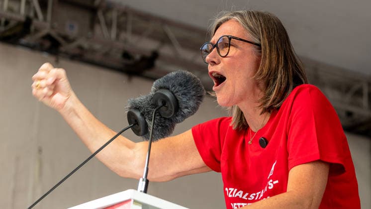 DGB Bavaria: Hard Work Pays Off Mass Rally, Nuremberg, September 26, 2026 Christiane Benner, President of IG Metall, speaks with a raised fist and a loud voice at a rally. Her energetic gesture underscores the urgency of her message as she stands at the podium with a microphone. Nuremberg, Bavaria, Germany 20260926-1V9A9860-M4000