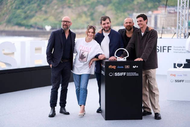 San Sebastian - Le Faux Soir Photocal Arieh Worthalter, Mara Taquin, Michaël R. Roskam, Karim Leklou, Julien Frison attended Le Faux Soir Photocall during 74th San Sebastian International Film Festival at Kursaal Palace on September 26, 2026 in Donostia San Sebastian, Spain Photo by ABACAPRESS.COM San Sebastian Euskadi Spain  Copyright: xABACAx