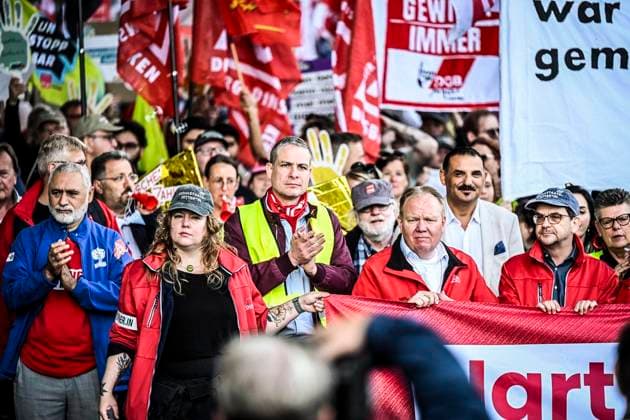 Große Demonstration mit über 10000 Tausenden Demonstranten orgaisiert vom DGB. Die Demonstration zog von der Altendorferstraße in Richtung Innenstadt und endete auf dem Burgplatz mit einer Kundgebung. Das Motto: Hart verdient! Die Demo richtet sich gegen das Rerormpaket der Bundesregierung unter Bundeskanzler Merz. ** NUR FÜR REDAKTIONELLE ZWECKE ** EDITORIAL USE ONLY **<p>Tausende Demonstranten ziehen über die Straße mit Plakaten und Fahnen am Samstag, dem 26 09 2026. Große Demonstration mit über 10000 Tausenden Demonstranten orgaisiert vom DGB. Die Demonstration zog von der Altendorferstraße in Richtung Innenstadt und endete auf dem Burgplatz mit einer Kundgebung. Das Motto: Hart verdient! Die Demo richtet sich gegen das Rerormp Copyright: KerstinxKokoska doc87rpftkvmwg1gb7pqng5 ,EDITORIAL USE ONLY