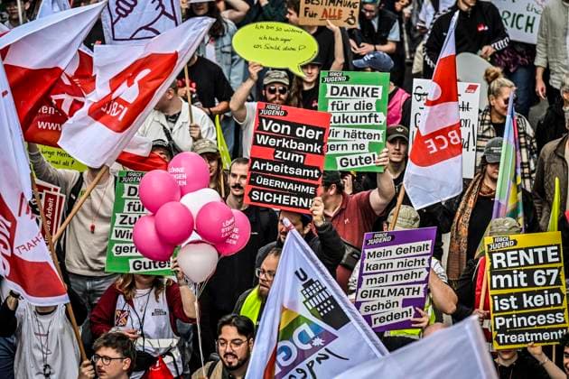 Große Demonstration mit über 10000 Tausenden Demonstranten orgaisiert vom DGB. Die Demonstration zog von der Altendorferstraße in Richtung Innenstadt und endete auf dem Burgplatz mit einer Kundgebung. Das Motto: Hart verdient! Die Demo richtet sich gegen das Rerormpaket der Bundesregierung unter Bundeskanzler Merz. ** NUR FÜR REDAKTIONELLE ZWECKE ** EDITORIAL USE ONLY **<p>Tausende Demonstranten ziehen über die Straße mit Plakaten und Fahnen am Samstag, dem 26 09 2026. Große Demonstration mit über 10000 Tausenden Demonstranten orgaisiert vom DGB. Die Demonstration zog von der Altendorferstraße in Richtung Innenstadt und endete auf dem Burgplatz mit einer Kundgebung. Das Motto: Hart verdient! Die Demo richtet sich gegen das Rerormp Copyright: KerstinxKokoska doc87rpfw8orjb1y6wadav ,EDITORIAL USE ONLY