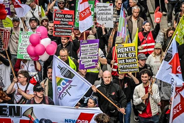 Große Demonstration mit über 10000 Tausenden Demonstranten orgaisiert vom DGB. Die Demonstration zog von der Altendorferstraße in Richtung Innenstadt und endete auf dem Burgplatz mit einer Kundgebung. Das Motto: Hart verdient! Die Demo richtet sich gegen das Rerormpaket der Bundesregierung unter Bundeskanzler Merz. ** NUR FÜR REDAKTIONELLE ZWECKE ** EDITORIAL USE ONLY **<p>Tausende Demonstranten ziehen über die Straße mit Plakaten und Fahnen am Samstag, dem 26 09 2026. Große Demonstration mit über 10000 Tausenden Demonstranten orgaisiert vom DGB. Die Demonstration zog von der Altendorferstraße in Richtung Innenstadt und endete auf dem Burgplatz mit einer Kundgebung. Das Motto: Hart verdient! Die Demo richtet sich gegen das Rerormp Copyright: KerstinxKokoska doc87rpfweealx9et5ha68 ,EDITORIAL USE ONLY