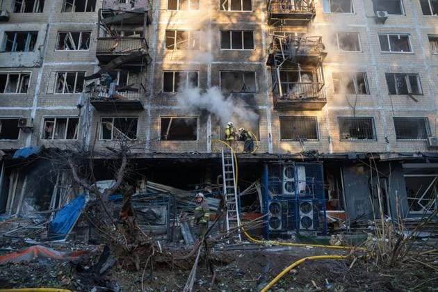 Russian drone attack damages residential building in Kyiv KYIV, UKRAINE, SEPTEMBER 26, 2026: Firefighters work at a five-story residential building damaged during a Russian drone attack in Kyiv™s Solomianskyi district, as residents watch emergency operations and clear shattered glass from the area. Kyiv authorities said a fire broke out at the residential building and a ground-floor shop following the fall of a drone, injuring four people and prompting rescuers to evacuate 20 residents. Kyiv Ukraine Copyright: x xNastassiaxKantorowiczxTorresx xJNAxPressx