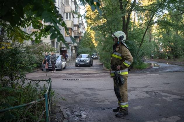 Russian drone attack damages residential building in Kyiv KYIV, UKRAINE, SEPTEMBER 26, 2026: Firefighters work at a five-story residential building damaged during a Russian drone attack in Kyiv™s Solomianskyi district, as residents watch emergency operations and clear shattered glass from the area. Kyiv authorities said a fire broke out at the residential building and a ground-floor shop following the fall of a drone, injuring four people and prompting rescuers to evacuate 20 residents. Kyiv Ukraine Copyright: x xNastassiaxKantorowiczxTorresx xJNAxPressx