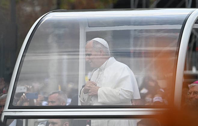 Pope Leo XIV during his grand Mass at the Place de la Concorde in Paris on September 26, 2026. Christian Liewig Bestimage Pope Leo XIV during his grand Mass at the Place de la Concorde in Paris, September 26, 2026. Paris, France  Copyright: xChristianxLiewigx xBestimagexChristianxLiewigx xBestimagex