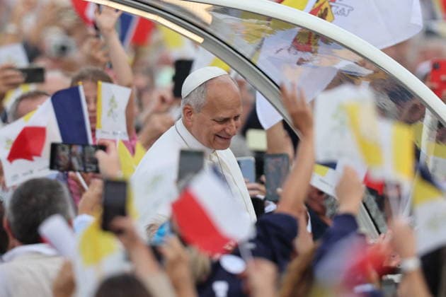 Visit to France of Pope Leo XIV - Mass At Concorde Place Pope Leo XIV arrives for at the mass at Concorde Place in Paris, France on September 26, 2026. Pope Leo XIV makes a historic apostolic journey of four days to France scheduled for September 25 to 28, 2026. Photo by Frederic Lafargue ABACAPRESS.COM Paris France  Copyright: xLafarguexFrederic ABACAx