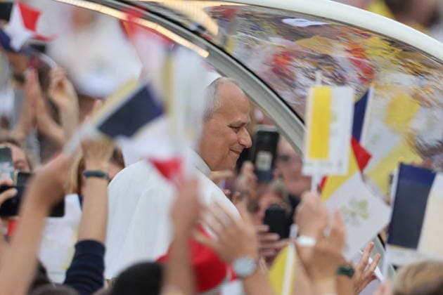 Visit to France of Pope Leo XIV - Mass At Concorde Place Pope Leo XIV arrives for at the mass at Concorde Place in Paris, France on September 26, 2026. Pope Leo XIV makes a historic apostolic journey of four days to France scheduled for September 25 to 28, 2026. Photo by Frederic Lafargue ABACAPRESS.COM Paris France  Copyright: xLafarguexFrederic ABACAx