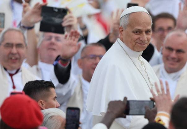 Visit to France of Pope Leo XIV - Mass At Concorde Place Pope Leo XIV arrives for at the mass at Concorde Place in Paris, France on September 26, 2026. Pope Leo XIV makes a historic apostolic journey of four days to France scheduled for September 25 to 28, 2026. Photo by Frederic Lafargue ABACAPRESS.COM Paris France  Copyright: xLafarguexFrederic ABACAx