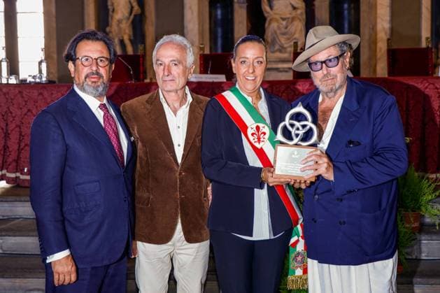 September 26, 2026, Florence, Rome, Italy: Gianfranco Pampaloni, Mayor Sara Funaro, and Bruno Botticelli present the Leone D Oro award to artist Julian Schnabel during the 34th edition of the BIAF, the International Antiques Biennial. Florence, September 26, 2026 Florence Italy  - ZUMAa289 20260926_zia_a289_111 Copyright: xDexMartinoxTommasox xAgfx