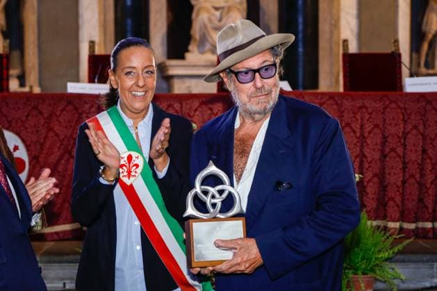 September 26, 2026, Florence, Rome, Italy: Mayor Sara Funaro presents the Leone D Oro award to artist Julian Schnabel during the 34th edition of BIAF, the International Antiques Biennial. Florence, September 26, 2026 Florence Italy  - ZUMAa289 20260926_zia_a289_116 Copyright: xDexMartinoxTommasox xAgfx