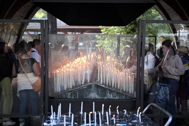 POPE S VISIT TO FRANCE MAXPPP LOURDES SEPTEMBER 26, 2026 Christians are lighting candles and awaiting the Pope s arrival near the sacred grotto of Lourdes, where he will lead a prayer this evening, September 25, 2026, Paris, France Pope Leo XIV is on an apostolic visit to France from September 25 to 28, 2026 LOURDES OCCITANIE FRANCE  Copyright: xMAXPPPxx 1614 1614