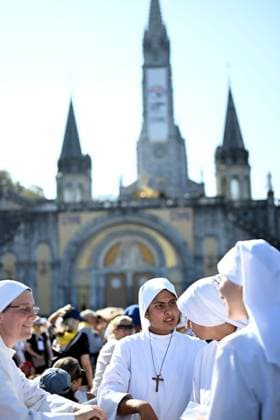 POPE S VISIT TO FRANCE MAXPPP LOURDES SEPTEMBER 26, 2026 Christians await the Pope s arrival near the sacred grotto in Lourdes, where he will lead a prayer this evening, September 25, 2026, Paris, France Pope Leo XIV is on an apostolic visit to France from September 25 to 28, 2026 LOURDES OCCITANIE FRANCE  Copyright: xMAXPPPxx 1629 1629