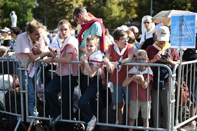 POPE S VISIT TO FRANCE MAXPPP LOURDES SEPTEMBER 26, 2026 Christians await the Pope s arrival near the sacred grotto in Lourdes, where he will lead a prayer this evening, September 25, 2026, Paris, France Pope Leo XIV is on an apostolic visit to France from September 25 to 28, 2026 LOURDES OCCITANIE FRANCE  Copyright: xMAXPPPxx 1630 1630