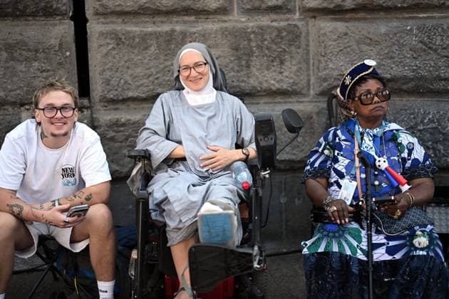 POPE S VISIT TO FRANCE MAXPPP LOURDES SEPTEMBER 26, 2026 Christians await the Pope s arrival near the sacred grotto in Lourdes, where he will lead a prayer this evening, September 25, 2026, Paris, France Pope Leo XIV is on an apostolic visit to France from September 25 to 28, 2026 LOURDES OCCITANIE FRANCE  Copyright: xMAXPPPxx 1631 1631