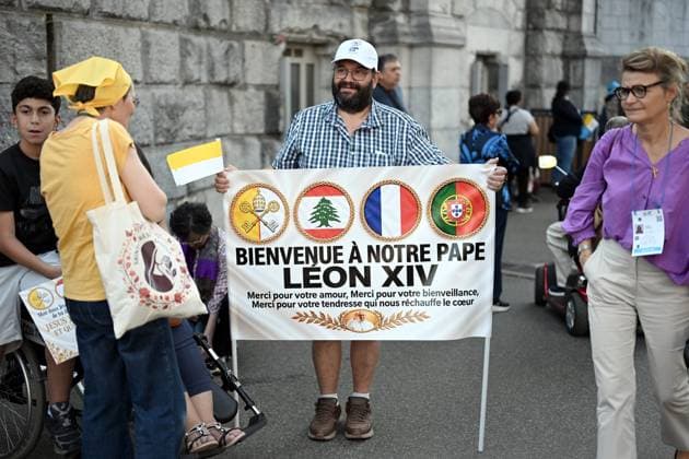 POPE S VISIT TO FRANCE MAXPPP LOURDES SEPTEMBER 26, 2026 Christians await the Pope s arrival near the sacred grotto in Lourdes, where he will lead a prayer this evening, September 25, 2026, Paris, France Pope Leo XIV is on an apostolic visit to France from September 25 to 28, 2026 LOURDES OCCITANIE FRANCE  Copyright: xMAXPPPxx 1632 1632