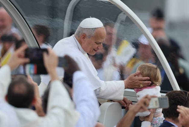 Visit to France of Pope Leo XIV - Mass At Concorde Place Pope Leo XIV arrives for at the mass at Concorde Place in Paris, France on September 26, 2026. Pope Leo XIV makes a historic apostolic journey of four days to France scheduled for September 25 to 28, 2026. Photo by Frederic Lafargue ABACAPRESS.COM Paris France  Copyright: xLafarguexFrederic ABACAx
