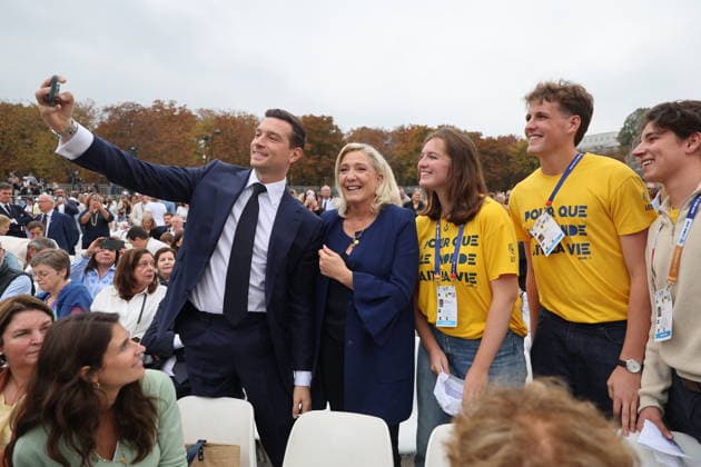 Jordan Bardella, Marine Le Pen: Celebrities at Pope Leo XIV’s grand Mass on the Place de la Concorde in Paris on September 26, 2026. Between the Avenue des Champs-Élysées and the Place de la Concorde, 700,000 faithful and onlookers, from all corners of the globe, gathered to attend the Mass celebrated by the Holy Father. The apostolic journey, from September 25 to 28, 2026, will continue in Lourdes and Metz. Jacovides Moreau Bestimage Celebrities attending the grand Mass celebrated by Pope Leo XIV at the Place de la Concorde in Paris on September 26, 2026. Between the Avenue des Champs-Élysées and the Place de la Concorde, 700,000 worshippers and onlookers from around the world gathered to attend the Mass celebrated by the Holy Father. The Copyright: xJACOVIDES-MOREAUx xBESTIMAGExJACOVIDES-MOREAUx xBESTIMAGEx