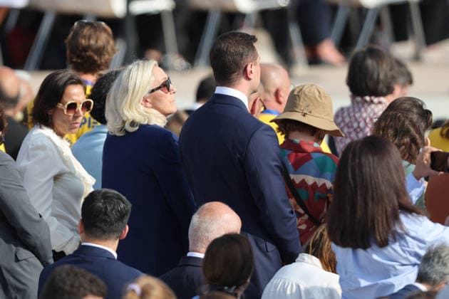 Jordan Bardella, Marine Le Pen: Celebrities at Pope Leo XIV’s grand Mass on the Place de la Concorde in Paris on September 26, 2026. Between the Avenue des Champs-Élysées and the Place de la Concorde, 700,000 faithful and onlookers, from all corners of the globe, gathered to attend the Mass celebrated by the Holy Father. The apostolic journey, from September 25 to 28, 2026, will continue in Lourdes and Metz. Jacovides Moreau Bestimage Celebrities attending the grand Mass celebrated by Pope Leo XIV at the Place de la Concorde in Paris on September 26, 2026. Between the Avenue des Champs-Élysées and the Place de la Concorde, 700,000 worshippers and onlookers from across the globe gathered to attend the Mass celebrated by the Holy Father. The Copyright: xJACOVIDES-MOREAUx xBESTIMAGExJACOVIDES-MOREAUx xBESTIMAGEx
