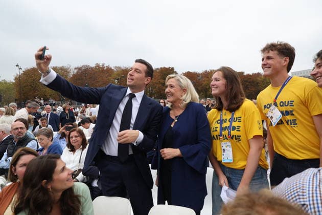 Jordan Bardella, Marine Le Pen: Celebrities at Pope Leo XIV’s grand Mass on the Place de la Concorde in Paris on September 26, 2026. Between the Avenue des Champs-Élysées and the Place de la Concorde, 700,000 faithful and onlookers, from all corners of the globe, gathered to attend the Mass celebrated by the Holy Father. The apostolic journey, from September 25 to 28, 2026, will continue in Lourdes and Metz. Jacovides Moreau Bestimage Celebrities attending the grand Mass celebrated by Pope Leo XIV at the Place de la Concorde in Paris on September 26, 2026. Between the Avenue des Champs-Élysées and the Place de la Concorde, 700,000 worshippers and onlookers from around the world gathered to attend the Mass celebrated by the Holy Father. The Copyright: xJACOVIDES-MOREAUx xBESTIMAGExJACOVIDES-MOREAUx xBESTIMAGEx
