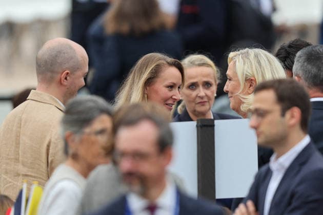 Marion Maréchal and her aunt Marine Le Pen Celebrities at Pope Leo XIV’s grand Mass on the Place de la Concorde in Paris on September 26, 2026 Between the Avenue des Champs-Élysées and the Place de la Concorde, 700,000 faithful and onlookers, from all corners of the globe, gathered to attend the Mass celebrated by the Holy Father. The apostolic journey, from September 25 to 28, 2026, will continue in Lourdes and Metz. Jacovides Moreau Bestimage Celebrities attending the grand Mass celebrated by Pope Leo XIV at the Place de la Concorde in Paris on September 26, 2026. Between the Avenue des Champs-Élysées and the Place de la Concorde, 700,000 worshippers and onlookers from around the world gathered to attend the Mass celebrated by the Holy F  Copyright: xJACOVIDES-MOREAUx xBESTIMAGExJACOVIDES-MOREAUx xBESTIMAGEx