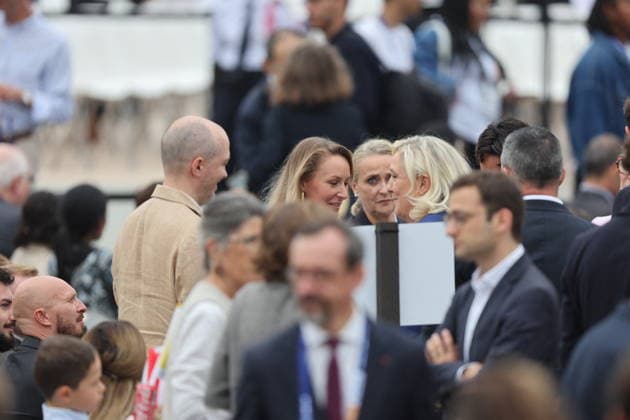Marion Maréchal and her aunt Marine Le Pen Celebrities at Pope Leo XIV’s grand Mass on the Place de la Concorde in Paris on September 26, 2026 Between the Avenue des Champs-Élysées and the Place de la Concorde, 700,000 faithful and onlookers, from all corners of the globe, gathered to attend the Mass celebrated by the Holy Father. The apostolic journey, from September 25 to 28, 2026, will continue in Lourdes and Metz. Jacovides Moreau Bestimage Celebrities attending the grand Mass celebrated by Pope Leo XIV at the Place de la Concorde in Paris on September 26, 2026. Between the Avenue des Champs-Élysées and the Place de la Concorde, 700,000 worshippers and onlookers from around the world gathered to attend the Mass celebrated by the Holy F  Copyright: xJACOVIDES-MOREAUx xBESTIMAGExJACOVIDES-MOREAUx xBESTIMAGEx