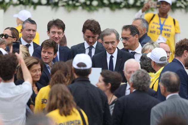 Frédéric Arnault, Jean Arnault, Bernard Arnault: Celebrities at Pope Leo XIV’s grand Mass on Place de la Concorde in Paris on September 26, 2026. Between Avenue des Champs-Élysées and Place de la Concorde, 700,000 faithful and onlookers, from all corners of the globe, gathered to attend the Mass celebrated by the Holy Father. The apostolic journey, from September 25 to 28, 2026, will continue in Lourdes and Metz. Jacovides Moreau Bestimage Celebrities attending the grand Mass celebrated by Pope Leo XIV at the Place de la Concorde in Paris on September 26, 2026. Between the Avenue des Champs-Élysées and the Place de la Concorde, 700,000 worshippers and onlookers from around the world gathered to attend the Mass celebrated by the Holy Father  Copyright: xJACOVIDES-MOREAUx xBESTIMAGExJACOVIDES-MOREAUx xBESTIMAGEx