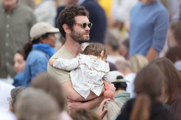 Guest: Celebrities at Pope Leo XIV’s grand Mass on Place de la Concorde in Paris on September 26, 2026. Between the Avenue des Champs-Élysées and Place de la Concorde, 700,000 faithful and onlookers, from all corners of the globe, gathered to attend the Mass celebrated by the Holy Father. The apostolic journey, from September 25 to 28, 2026, will continue in Lourdes and Metz. Jacovides Moreau Bestimage Celebrities attending the grand mass celebrated by Pope Leo XIV at the Place de la Concorde in Paris on September 26, 2026. Between the Avenue des Champs-Élysées and the Place de la Concorde, 700,000 worshippers and onlookers from around the world gathered to attend the Mass celebrated by the Holy Father. The apostolic journey, taking place  Copyright: xJACOVIDES-MOREAUx xBESTIMAGExJACOVIDES-MOREAUx xBESTIMAGEx
