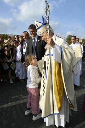 Pope Leo XIV in France - Mass in Place de la Concorde in Paris Pope Leo XIV celebrates a mass in the Place de la Concorde in Paris, France on September 26, 2026, on the second day of his four-day Apostolic Journey to France. A vast crowd of around 800,000 people attended mass in the Place de la Concorde and along the Champs Elysees Avenue in the heart of Paris. Photo by (EV) Simone Risoluti Vatican Media ABACAPRESS.COM Paris France  Copyright: xABACAx