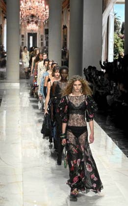 MFW - Dolce & Gabbana Runway Dolce & Gabbana presents its Women s Fashion Show during Milan Women s Fashion Week Spring Summer 2027 in Milan, Italy on September 26, 2026. Photo by Maurizio Maule IPA ABACAPRESS.COM Milan Italy  Copyright: xMaulexMaurizio IPA ABACAx