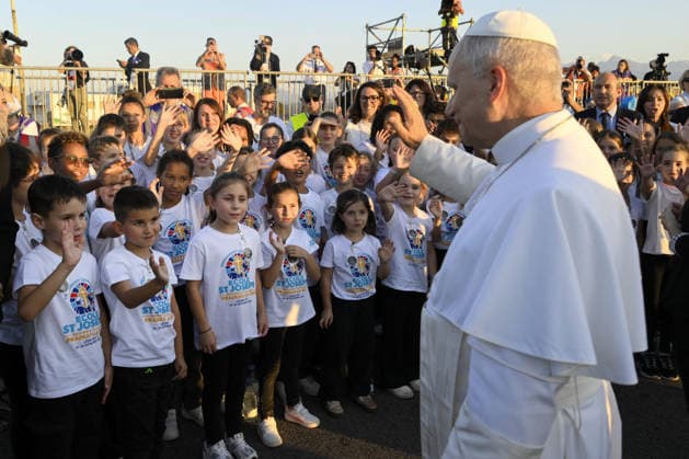 Pope Leo XIV in France - Arrival in Lourdes Pope Leo XIV greets children when he arrives in Lourdes, France on September 26, 2026, before his visit to the Sanctuary of Our Lady of Lourdes on the second day of his four-day Apostolic Journey to France. Photo by (EV) Simone Risoluti Vatican Media ABACAPRESS.COM Paris France  Copyright: xABACAx