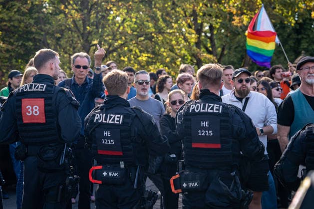 Escalation in Darmstadt: Wild chase scenes between police and demonstrators during a Reichsbürger march with Imperial flags—smoke bombs set off, large-scale police operation, Copyright: 7aktuell.dex x7aktuell 0574328 20260925_7a_REICHSBUERGERDARMSTADT_574328