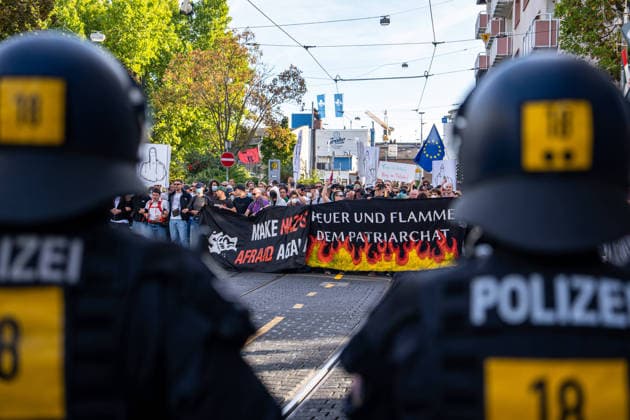 Escalation in Darmstadt: Wild chase scenes between police and demonstrators during a Reichsbürger march with Imperial flags—smoke bombs set off, large-scale police operation, Copyright: 7aktuell.dex x7aktuell 0574334 20260925_7a_REICHSBUERGERDARMSTADT_574334