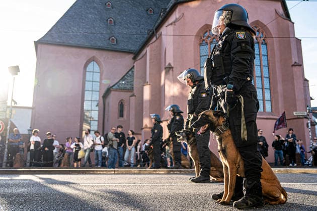 Escalation in Darmstadt: Violent confrontations between police and demonstrators during a Reichsbürger march featuring Imperial flags—smoke bombs set off, large-scale police o Copyright: 7aktuell.dex x7aktuell 0574348 20260925_7a_REICHSBUERGERDARMSTADT_574348