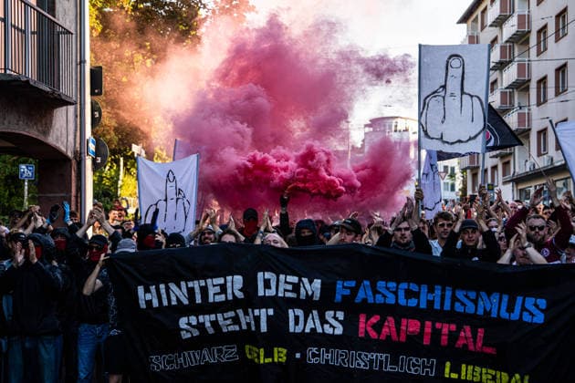 Escalation in Darmstadt: Wild chase scenes between police and demonstrators during a Reichsbürger march with Imperial flags—smoke bombs set off, large-scale police operation, Copyright: 7aktuell.dex x7aktuell 0574351 20260925_7a_REICHSBUERGERDARMSTADT_574351