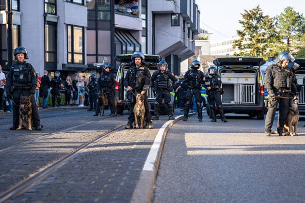 Escalation in Darmstadt: Wild Chases Between Police and Protesters During Reichsbürger March with Kaiserreich Flags – Smoke Grenades Set Off, large-scale police operation, f Copyright: 7aktuell.dex x7aktuell 0574353 20260925_7a_REICHSBUERGERDARMSTADT_574353