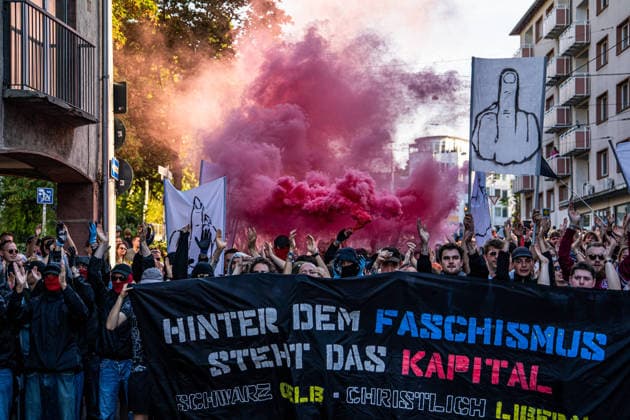 Escalation in Darmstadt: Wild chase scenes between police and demonstrators during a Reichsbürger march with Imperial flags—smoke bombs set off, large-scale police operation, Copyright: 7aktuell.dex x7aktuell 0574356 20260925_7a_REICHSBUERGERDARMSTADT_574356