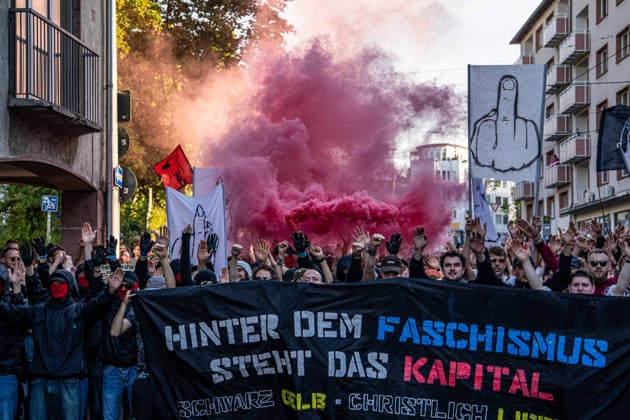 Escalation in Darmstadt: Wild chase scenes between police and demonstrators during a Reichsbürger march with Kaiserreich flags—smoke bombs set off, large-scale police operat Copyright: 7aktuell.dex x7aktuell 0574357 20260925_7a_REICHSBUERGERDARMSTADT_574357