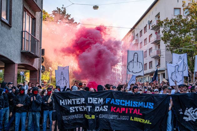 Escalation in Darmstadt: Wild chase scenes between police and protesters during a Reichsbürger march with Kaiserreich flags—smoke bombs set off, large-scale police operation Copyright: 7aktuell.dex x7aktuell 0574358 20260925_7a_REICHSBUERGERDARMSTADT_574358